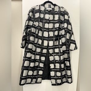 Stunning bracelet length sleeve silver and black graphic jacket by Kasper.